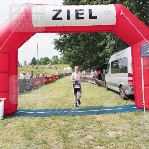 21.06.2025 - 27. Vierlanden-Triathlon MichiJ http://msf.ph/oto/8030120 15.06.2026 12:33:36 Ziel 85 meine-sportfotos.de