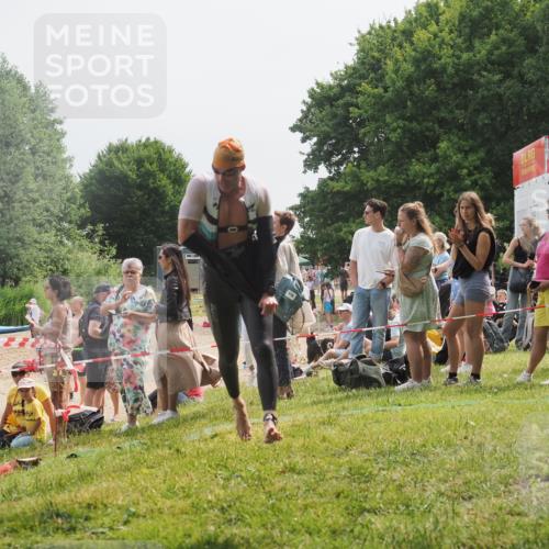 15.06.2025 - 27. Vierlanden-Triathlon KatJ http://msf.ph/oto/8030122 15.06.2025 11:06:38 Schwimmen 781, 831, 862 meine-sportfotos.de
