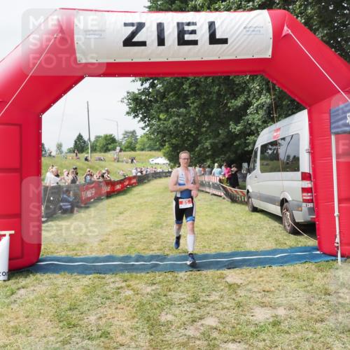 21.06.2025 - 27. Vierlanden-Triathlon MichiJ http://msf.ph/oto/8030126 15.06.2026 12:33:36 Ziel 85 meine-sportfotos.de