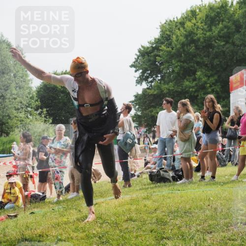 15.06.2025 - 27. Vierlanden-Triathlon KatJ http://msf.ph/oto/8030136 15.06.2025 11:06:38 Schwimmen 781, 831, 862 meine-sportfotos.de