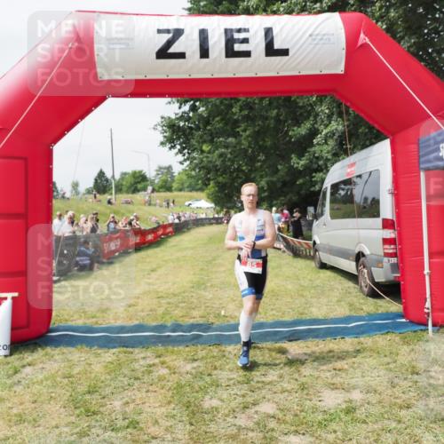 21.06.2025 - 27. Vierlanden-Triathlon MichiJ http://msf.ph/oto/8030138 15.06.2026 12:33:36 Ziel 85 meine-sportfotos.de