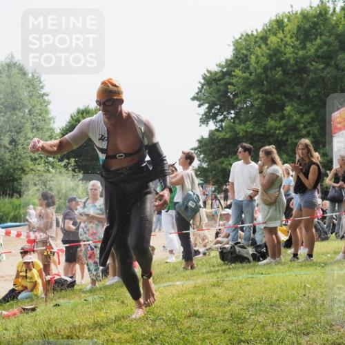15.06.2025 - 27. Vierlanden-Triathlon KatJ http://msf.ph/oto/8030141 15.06.2025 11:06:39 Schwimmen 781, 831 meine-sportfotos.de