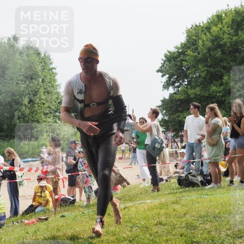 15.06.2025 - 27. Vierlanden-Triathlon KatJ http://msf.ph/oto/8030145 15.06.2025 11:06:39 Schwimmen 781, 831 meine-sportfotos.de