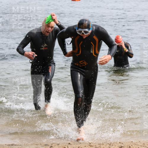 15.06.2025 - 27. Vierlanden-Triathlon Lena Gebhardt http://msf.ph/oto/8030147 15.06.2025 11:06:49 Schwimmen 805, 824, 844, 860, 871 meine-sportfotos.de
