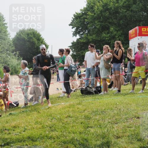 15.06.2025 - 27. Vierlanden-Triathlon KatJ http://msf.ph/oto/8030149 15.06.2025 11:06:49 Schwimmen 824, 860, 871 meine-sportfotos.de