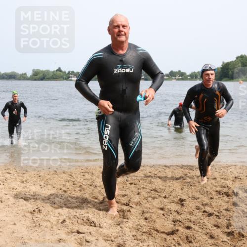 15.06.2025 - 27. Vierlanden-Triathlon Lena Gebhardt http://msf.ph/oto/8030161 15.06.2025 11:06:51 Schwimmen 805, 824, 844, 860, 871 meine-sportfotos.de