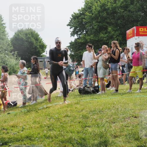 15.06.2025 - 27. Vierlanden-Triathlon KatJ http://msf.ph/oto/8030163 15.06.2025 11:06:49 Schwimmen 824, 860, 871 meine-sportfotos.de
