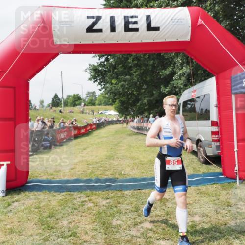 21.06.2025 - 27. Vierlanden-Triathlon MichiJ http://msf.ph/oto/8030164 15.06.2026 12:33:37 Ziel 85 meine-sportfotos.de