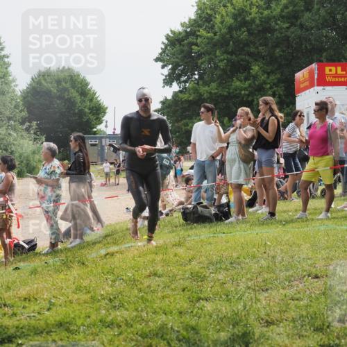 15.06.2025 - 27. Vierlanden-Triathlon KatJ http://msf.ph/oto/8030165 15.06.2025 11:06:49 Schwimmen 824, 860, 871 meine-sportfotos.de