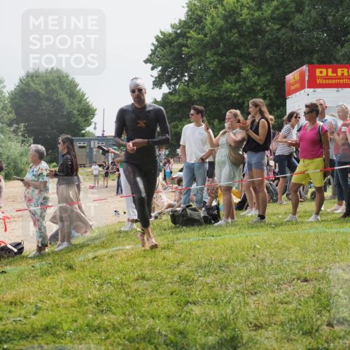 15.06.2025 - 27. Vierlanden-Triathlon KatJ http://msf.ph/oto/8030167 15.06.2025 11:06:49 Schwimmen 824, 860, 871 meine-sportfotos.de