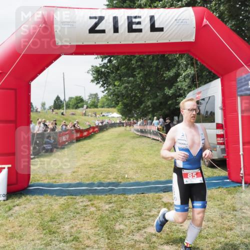 21.06.2025 - 27. Vierlanden-Triathlon MichiJ http://msf.ph/oto/8030170 15.06.2026 12:33:37 Ziel 85 meine-sportfotos.de