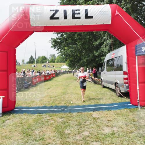 21.06.2025 - 27. Vierlanden-Triathlon MichiJ http://msf.ph/oto/8030176 15.06.2026 12:33:56 Ziel 982 meine-sportfotos.de
