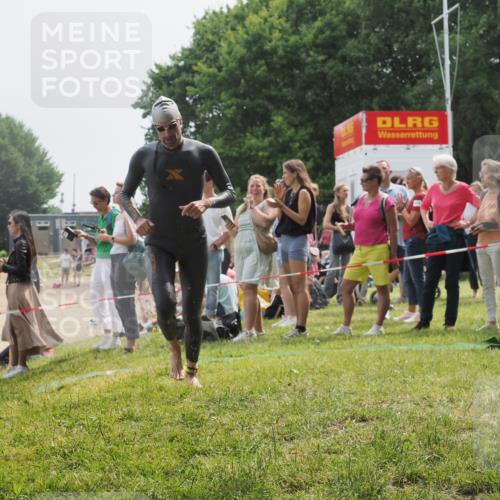 15.06.2025 - 27. Vierlanden-Triathlon KatJ http://msf.ph/oto/8030183 15.06.2025 11:06:50 Schwimmen 824, 844, 860, 871 meine-sportfotos.de