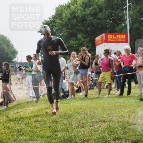 15.06.2025 - 27. Vierlanden-Triathlon KatJ http://msf.ph/oto/8030185 15.06.2025 11:06:50 Schwimmen 824, 844, 860, 871 meine-sportfotos.de