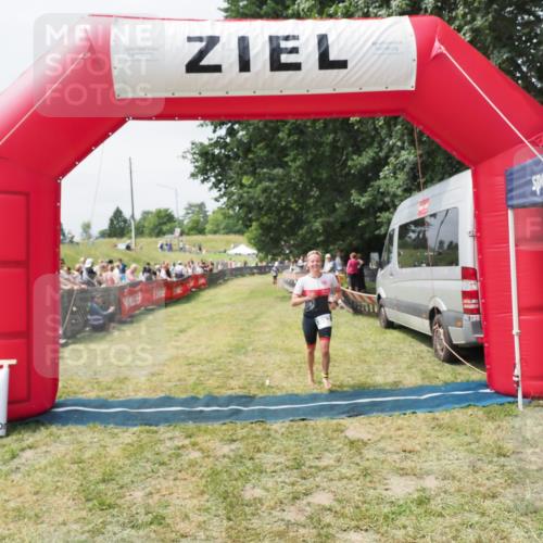 21.06.2025 - 27. Vierlanden-Triathlon MichiJ http://msf.ph/oto/8030189 15.06.2026 12:33:57 Ziel 982 meine-sportfotos.de