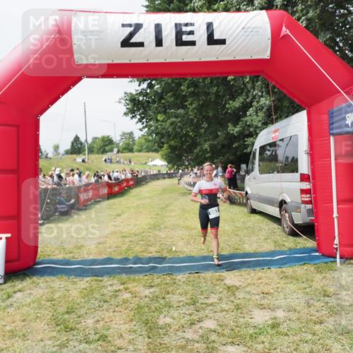 21.06.2025 - 27. Vierlanden-Triathlon MichiJ http://msf.ph/oto/8030194 15.06.2026 12:33:57 Ziel 982 meine-sportfotos.de