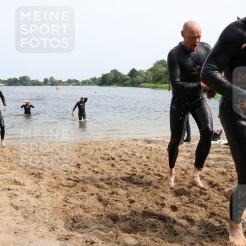 15.06.2025 - 27. Vierlanden-Triathlon Lena Gebhardt http://msf.ph/oto/8030195 15.06.2025 11:06:53 Schwimmen 805, 824, 844, 860, 871, 874 meine-sportfotos.de