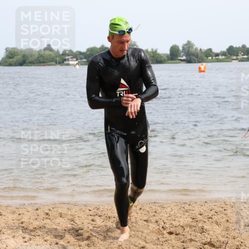 15.06.2025 - 27. Vierlanden-Triathlon Lena Gebhardt http://msf.ph/oto/8030202 15.06.2025 11:06:54 Schwimmen 805, 824, 844, 853, 860, 871, 874 meine-sportfotos.de