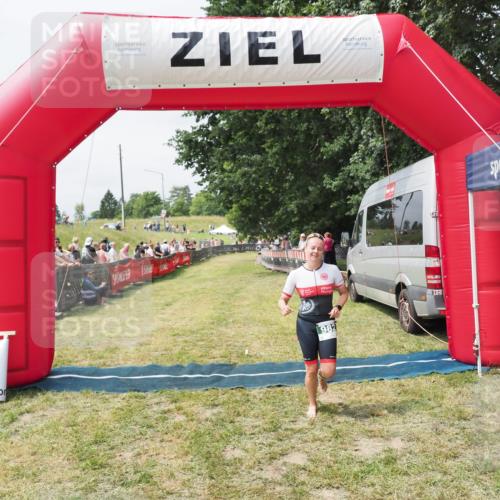 21.06.2025 - 27. Vierlanden-Triathlon MichiJ http://msf.ph/oto/8030217 15.06.2026 12:33:57 Ziel 982 meine-sportfotos.de