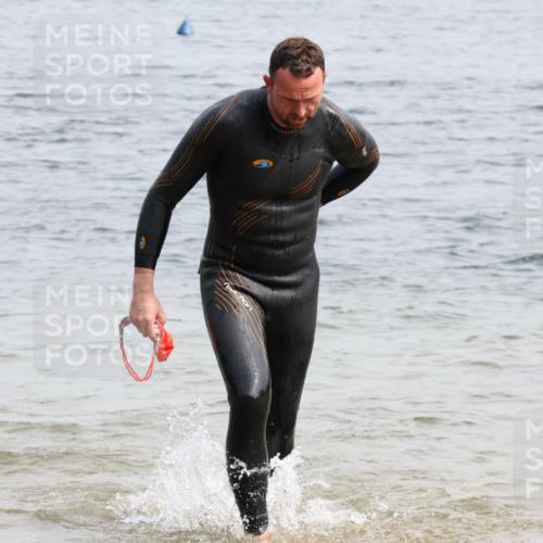 15.06.2025 - 27. Vierlanden-Triathlon Lena Gebhardt http://msf.ph/oto/8030225 15.06.2025 11:06:57 Schwimmen 805, 844, 853, 860, 871, 874 meine-sportfotos.de