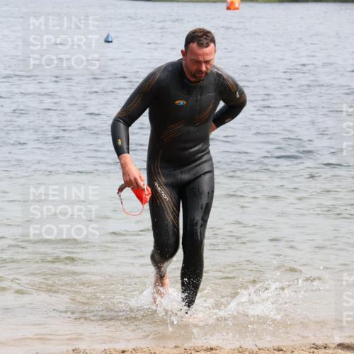 15.06.2025 - 27. Vierlanden-Triathlon Lena Gebhardt http://msf.ph/oto/8030227 15.06.2025 11:06:58 Schwimmen 805, 844, 853, 860, 871, 874 meine-sportfotos.de