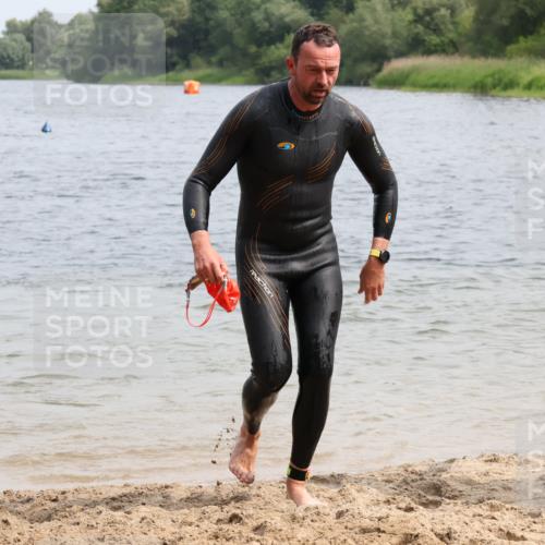 15.06.2025 - 27. Vierlanden-Triathlon Lena Gebhardt http://msf.ph/oto/8030234 15.06.2025 11:06:59 Schwimmen 805, 844, 853, 860, 871, 874 meine-sportfotos.de