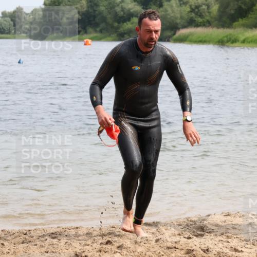 15.06.2025 - 27. Vierlanden-Triathlon Lena Gebhardt http://msf.ph/oto/8030237 15.06.2025 11:06:59 Schwimmen 805, 844, 853, 860, 871, 874 meine-sportfotos.de