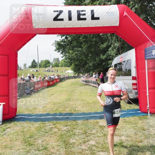 21.06.2025 - 27. Vierlanden-Triathlon MichiJ http://msf.ph/oto/8030243 15.06.2026 12:33:58 Ziel 982 meine-sportfotos.de