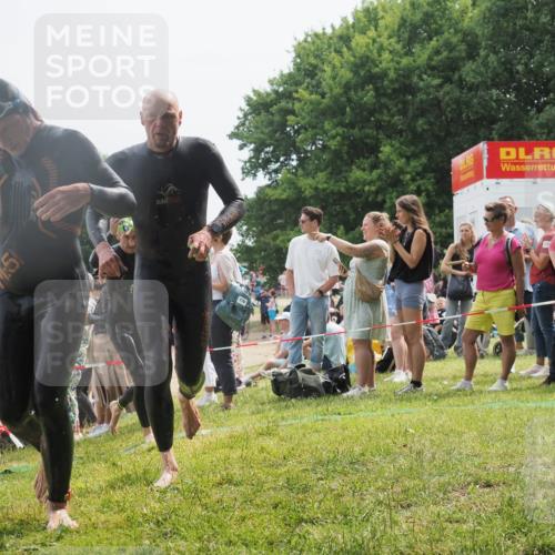 15.06.2025 - 27. Vierlanden-Triathlon KatJ http://msf.ph/oto/8030245 15.06.2025 11:06:58 Schwimmen 805, 824, 844, 860, 871 meine-sportfotos.de