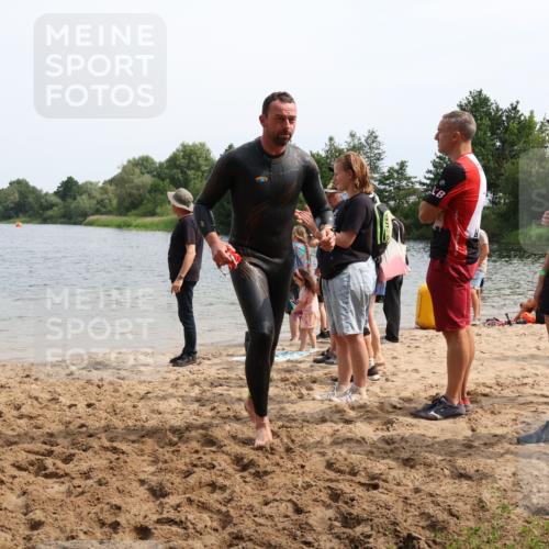 15.06.2025 - 27. Vierlanden-Triathlon Lena Gebhardt http://msf.ph/oto/8030249 15.06.2025 11:07:02 Schwimmen 805, 844, 853, 871, 874 meine-sportfotos.de