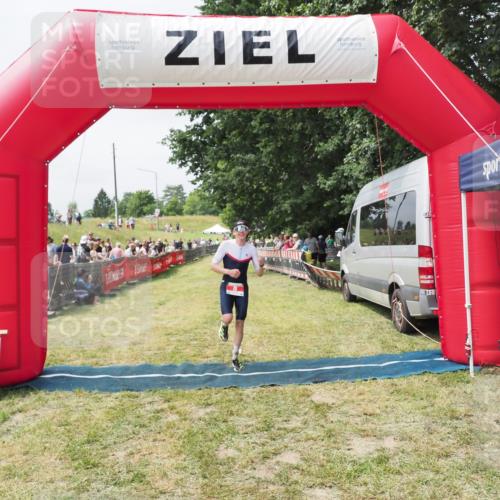 21.06.2025 - 27. Vierlanden-Triathlon MichiJ http://msf.ph/oto/8030263 15.06.2026 12:34:21 Ziel 8 meine-sportfotos.de