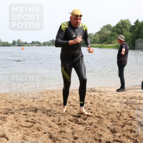 15.06.2025 - 27. Vierlanden-Triathlon Lena Gebhardt http://msf.ph/oto/8030266 15.06.2025 11:07:04 Schwimmen 805, 853, 874 meine-sportfotos.de