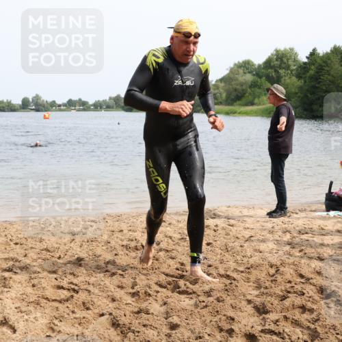 15.06.2025 - 27. Vierlanden-Triathlon Lena Gebhardt http://msf.ph/oto/8030271 15.06.2025 11:07:04 Schwimmen 805, 853, 874 meine-sportfotos.de