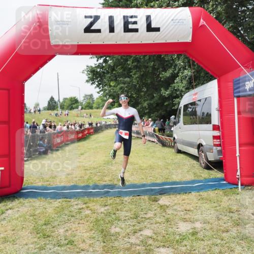 21.06.2025 - 27. Vierlanden-Triathlon MichiJ http://msf.ph/oto/8030275 15.06.2026 12:34:22 Ziel 8 meine-sportfotos.de