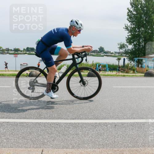 21.06.2025 - 27. Vierlanden-Triathlon H.Heesch http://msf.ph/oto/8030277 15.06.2025 11:30:52 Radfahren 639, 712, 749, 875, 926 meine-sportfotos.de