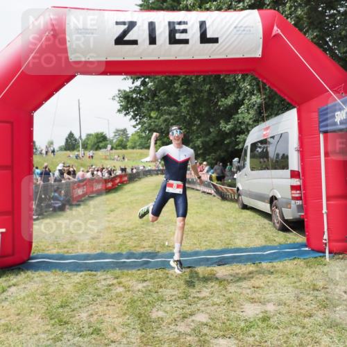 21.06.2025 - 27. Vierlanden-Triathlon MichiJ http://msf.ph/oto/8030281 15.06.2026 12:34:22 Ziel 8 meine-sportfotos.de