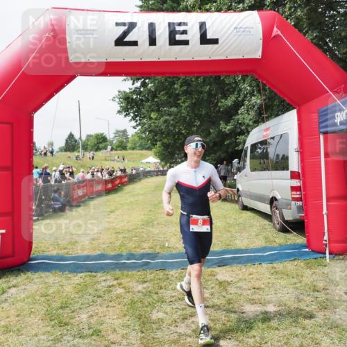 21.06.2025 - 27. Vierlanden-Triathlon MichiJ http://msf.ph/oto/8030299 15.06.2026 12:34:22 Ziel 8 meine-sportfotos.de