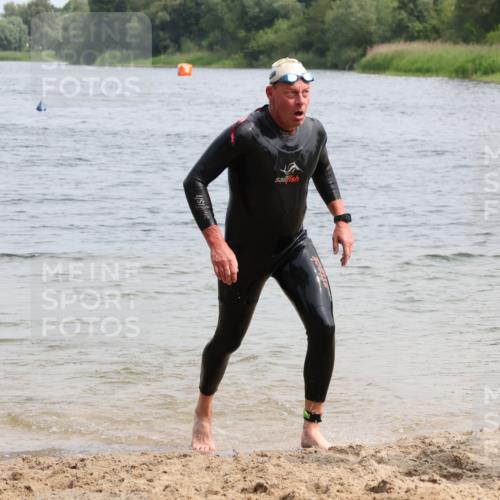 15.06.2025 - 27. Vierlanden-Triathlon Lena Gebhardt http://msf.ph/oto/8030302 15.06.2025 11:07:28 Schwimmen 787 meine-sportfotos.de