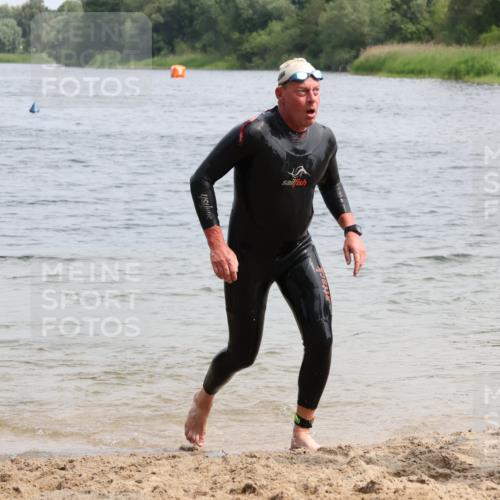 15.06.2025 - 27. Vierlanden-Triathlon Lena Gebhardt http://msf.ph/oto/8030305 15.06.2025 11:07:29 Schwimmen 787 meine-sportfotos.de