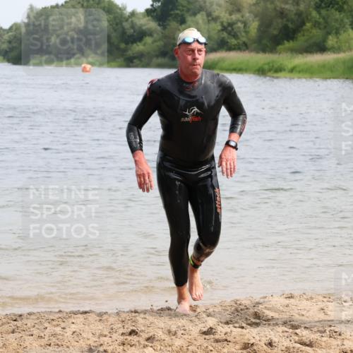 15.06.2025 - 27. Vierlanden-Triathlon Lena Gebhardt http://msf.ph/oto/8030310 15.06.2025 11:07:29 Schwimmen 787 meine-sportfotos.de