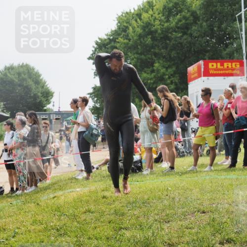 15.06.2025 - 27. Vierlanden-Triathlon KatJ http://msf.ph/oto/8030311 15.06.2025 11:07:07 Schwimmen 805, 853, 874 meine-sportfotos.de