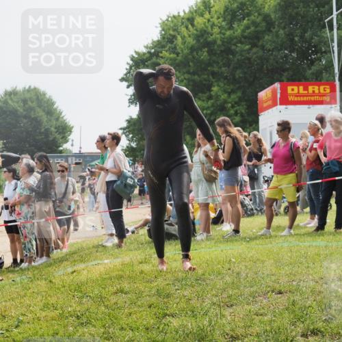 15.06.2025 - 27. Vierlanden-Triathlon KatJ http://msf.ph/oto/8030314 15.06.2025 11:07:07 Schwimmen 805, 853, 874 meine-sportfotos.de