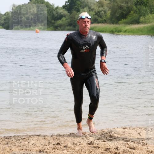15.06.2025 - 27. Vierlanden-Triathlon Lena Gebhardt http://msf.ph/oto/8030315 15.06.2025 11:07:29 Schwimmen 787 meine-sportfotos.de