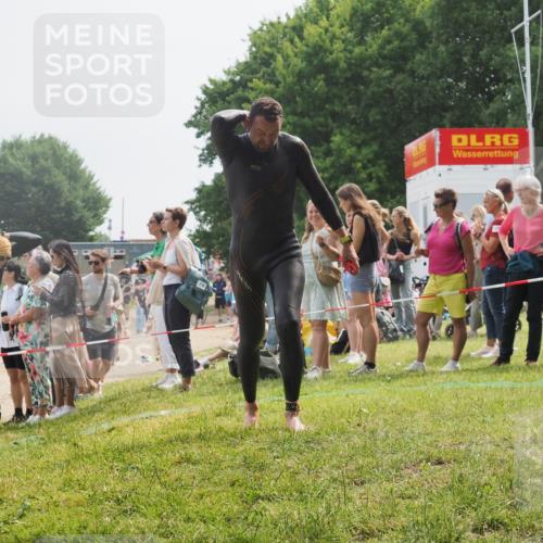 15.06.2025 - 27. Vierlanden-Triathlon KatJ http://msf.ph/oto/8030319 15.06.2025 11:07:07 Schwimmen 805, 853, 874 meine-sportfotos.de