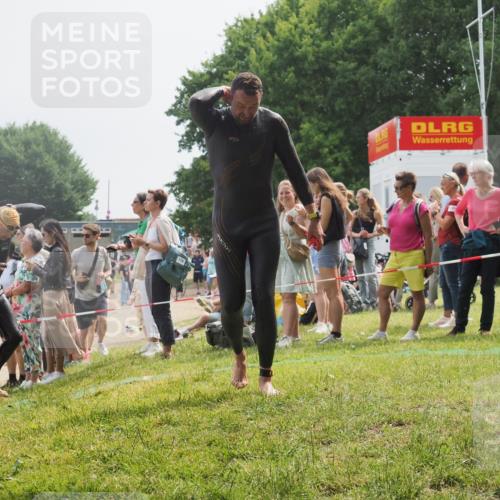 15.06.2025 - 27. Vierlanden-Triathlon KatJ http://msf.ph/oto/8030323 15.06.2025 11:07:07 Schwimmen 805, 853, 874 meine-sportfotos.de