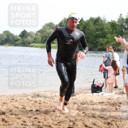 15.06.2025 - 27. Vierlanden-Triathlon Lena Gebhardt http://msf.ph/oto/8030326 15.06.2025 11:07:31 Schwimmen 787 meine-sportfotos.de