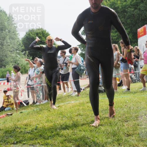 15.06.2025 - 27. Vierlanden-Triathlon KatJ http://msf.ph/oto/8030327 15.06.2025 11:07:08 Schwimmen 805, 853, 874 meine-sportfotos.de