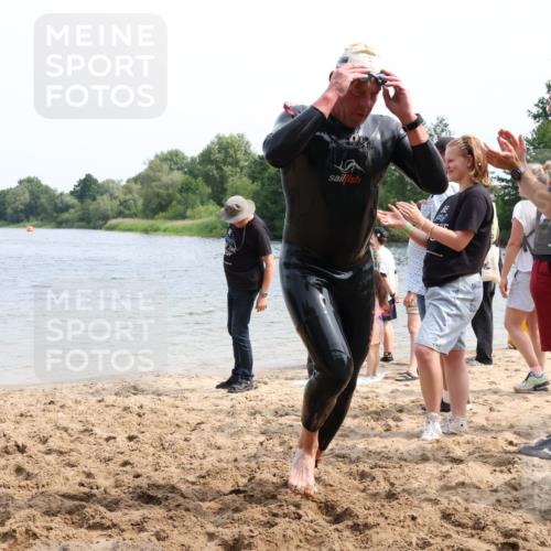 15.06.2025 - 27. Vierlanden-Triathlon Lena Gebhardt http://msf.ph/oto/8030330 15.06.2025 11:07:32 Schwimmen 787 meine-sportfotos.de
