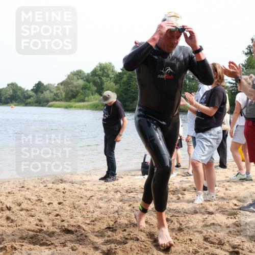 15.06.2025 - 27. Vierlanden-Triathlon Lena Gebhardt http://msf.ph/oto/8030334 15.06.2025 11:07:32 Schwimmen 787 meine-sportfotos.de