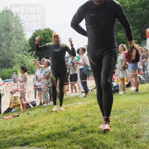 15.06.2025 - 27. Vierlanden-Triathlon KatJ http://msf.ph/oto/8030339 15.06.2025 11:07:09 Schwimmen 853, 874 meine-sportfotos.de